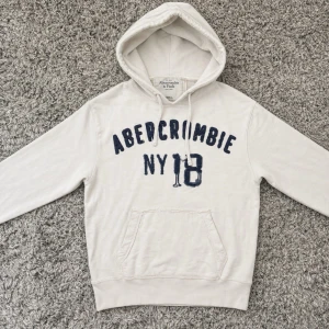 Abercrombie & Fitch hoodie - Säljer denna stilrena Abercrombie & fitch hoodie ~ Mycket fint skick!👏Strl : S /// Hör gärna av er om ni har funderingar!🙌