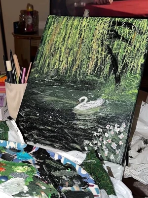 Målning med svan och pilträd - Unik tavla föreställande en vit svan som simmar i en grön damm omgiven av hängande pilträd och vita blommor. Målningen är gjord på duk med akrylfärg och har naturinspirerade färger i grönt, vitt och svart. Perfekt för dig som gillar konst och naturmotiv.