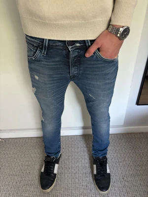 Marinblå slim jeans slitingar Jack & Jones - Tja! Säljer dessa riktigt snygga slim jeans med slitningar ifrån Jack & Jones! W29 L30 | Jag på bilden är 183! Hör av er vid minsta lilla fundering🙌