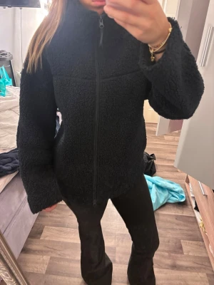 Gina Tricot  - En populär teddy jacka från Gina Tricot i färgen marinblå i väldigt bra skick och inte använd ofta bara ett fåtal gånger skriv vid frågor och tveka inte på att buda