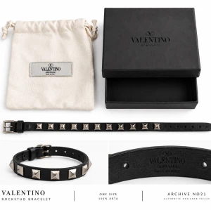 Valentino Garavani Rockstud Bracelet - Valentino Garavani Rockstud Bracelet  Klassiskt Valentino Garavani Rockstud-armband i svart läder med ikoniska silverfärgade pyramidnitar. En tidlös accessoar som är enkel att kombinera med både vardagliga och mer dressade outfits.  Skick: Mycket bra skick Färg: Svart / silver Material: Läder Storlek: One Size – justerbart Tillbehör: Originalbox och dust bag medföljer Märke: Valentino Garavani Äkthet: 100% äkta  Ett välbevarat exemplar med mycket fint helhetsintryck.