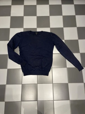 Mantinique sweatshirt - En stilren mörkblå sweatshirt med rund halsringning och långa armar. Tröjan sitter som man tänker sig, tveka inte på att höra av dig!