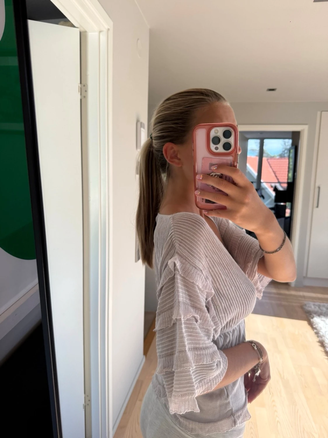 Ljusvit topp med volangärmar - 1