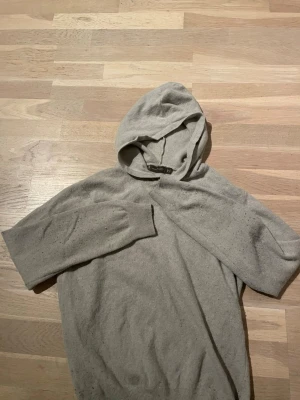 Ljusgrå hoodie från Oscar Jacobson - Snygg ljusgrå hoodie från Oscar Jacobson i mjukt stickat material. Klassisk huva och långa ärmar med ribbade muddar. Perfekt för en avslappnad och stilren look.