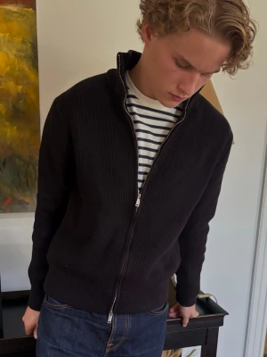 Maison margiela  full zip - Modellen är 183cm lång och väger 72kg, medium