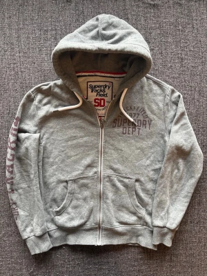 Superdry zip up ~ sällsynt  - Säljer nu denna sjukt snygga Superdry zip up hoodien | st M ~ 175–185cm | passar perfekt nu till kyligare dagar! Modellen produceras inte längre och är därav väldigt sällsynt. Kan även gå ner lite i pris vid snabb affär🍁