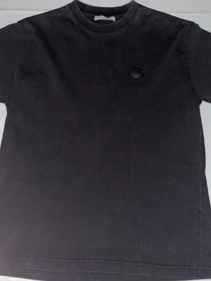 Svart Moncler t-shirt  - Snygg svart t-shirt från Moncler med diskret logga på bröstet.  Perfekt för dig som gillar stilrena och exklusiva plagg.