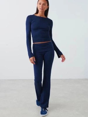 Gina Tricot Marinblå Set - Säljer mitt helt oanvända Gina tricot soft touch folded trouser set. Byxorna är i storlek xxs och tröjan i storlek xs. Helt nya och inga tecken på användning. Nypris: 360kr + 200kr (båda delarna är helt slutsålda) 