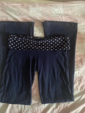 Hollister polkadot pants - Säljer dessa jättefina slutsålda hollister polkadot byxorna i storlek M. Skulle dock säga att de passar S-L eftersom de är stretchiga! Passar mig i längden som är 166 cm.          Lite noppriga men går nog att ta bort!💞