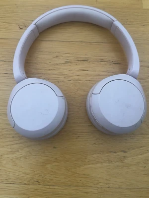 Sony WH-CH720N - Snygga lila over-ear hörlurar med rundad design och mjuka, vadderade öronkuddar. Bygeln är justerbar och insidan är vadderad för extra komfort. Perfekta för att lyssna på musik eller poddar med stil.