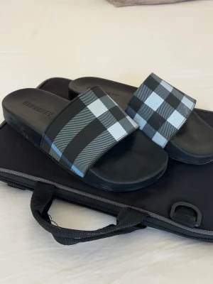 Burberry slippers - Burberry slippersi storlek 43, knappt använda