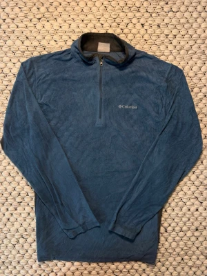 Columbia fleecejacka herr L – mörkblå, 1/4 zip, 2-13 - Mjuk och värmande fleecejacka från Columbia i mörkblå med 1/4 dragkedja.  • Herr, storlek L  • Mjuk fleece  • Hög krage  • Halv dragkedja  • Broderad Columbia-logga på bröstet  • Perfekt som mellanlager eller till vardags  Begagnat skick, se bilder för detaljer.  SKU: 2-13