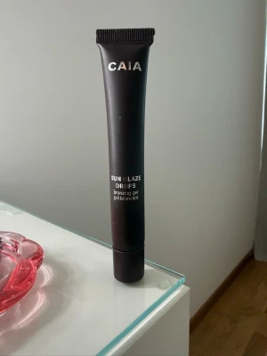 CAIA Sun Glaze Drops bronzing gel -  CAIA Sun Glaze Drops bronzing gel 20 ml. Produkten ger en solkysst glow och har en lätt gelkonsistens som smälter in i huden. Perfekt för att skapa en naturlig bronzad look. Produkten är testad