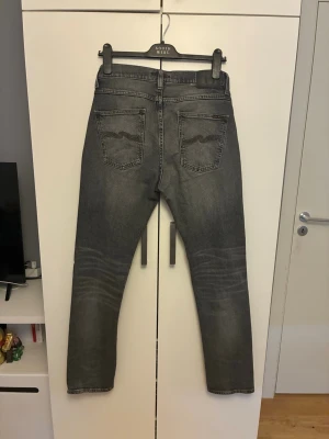 Nudie jeans lean dean - Nudie jeans, modell: grim tim, tvätt grey steel, strl. 31/32
