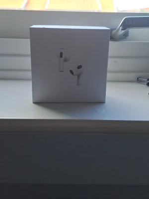 Apple AirPods Gen 3 - Säljer ett par vita Apple AirPods med MagSafe Charging Case. Trådlösa in-ear hörlurar i stilren design, perfekt för musik, samtal och gaming. Kommer i originalförpackning och är enkla att koppla till iPhone eller andra Apple-enheter.