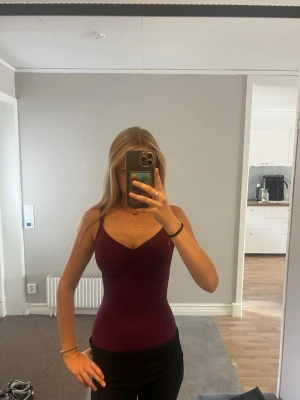 Vinröd body från new yorker - Säljer en vinröd body från new yorker. Bodyn är i storlek XL men sitter som S. Har själv vanligt vis S men råkade köpa en XL. Den är lite stor i brösten men sitter perfekt förut vid brösten då. Aldrig använd men prislappen är borta.