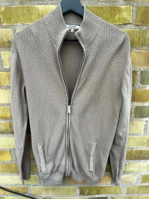 En snygg cardigan från Arrow  - En snygg cardigan från Arrow i beige. Hör gärna av er!