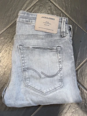 Gråa Jack and Jones jeans - Feta gråa Jack and Jones jeans! Säljer pga dom aldrig kommer till användning. Pris: 399kr  storlek/modell: 30.30 slim fit  skick:9/10 