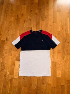 Tommy hilfiger t shirt S - Skriv för frågor eller annat!