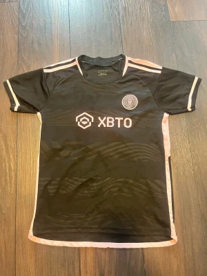 Miami fotbolls t shirt - Miami t shirt som e roligt stilig för folk som spelar fotboll eller om man bara vill ha den på fritiden. Ni är välkomna att skriv privat till mig om ni har frågor om denna t shirten eller om ni vill diskutera pris☺️👍 det finns inte en exakt storlek på denna men den rekommenderas att användas av barn 9-10 år gammal👍