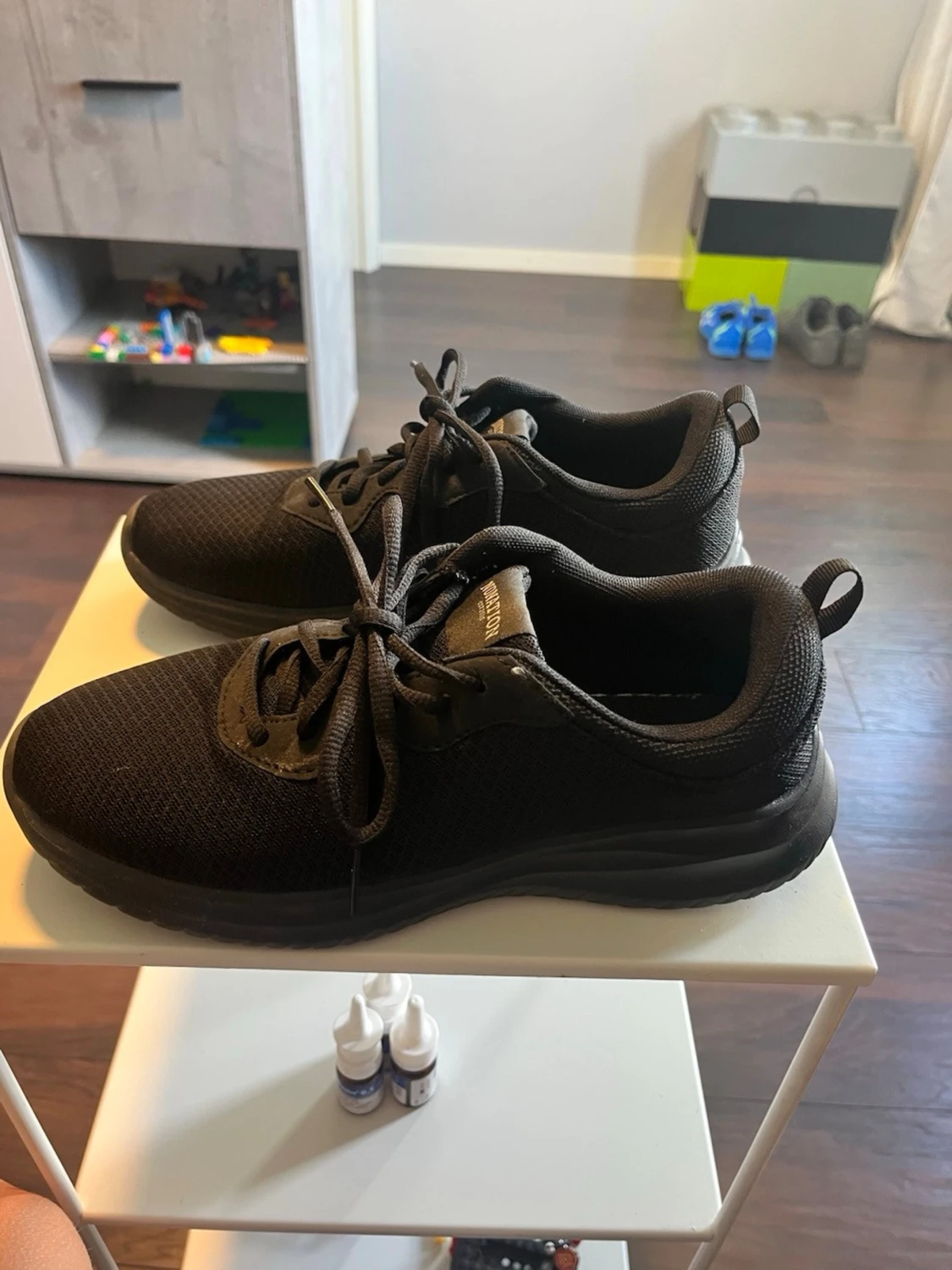 Svarta mesh sneakers med snörning - 1