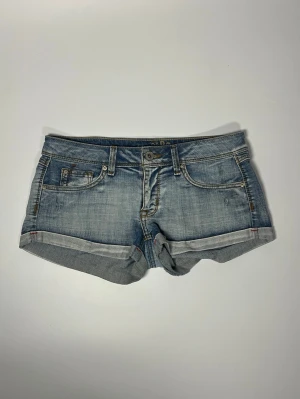 Lågmidjade jeansshorts - 👕 Plagg: Jeansshorts                                                          📏 Storlek: Midjemått 39 cm                                                                                                            ✨ Skick: Fint skick                                                        💬 Vid frågor är det bara att skriva!                                                                                          🛍️ Gramenti