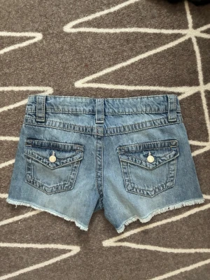 Blå jeansshorts från Ginatricot - Säljer Gina Young-jeansshorts i minimodell med låg midja. Storlek 158, motsvarar XS. Fina fickor. Toppskick! 🤍 #lowwaist #minishorts #jeansshorts #lågmidja #2000tal #y2k #stockholmstil #stockholmstyle 🌟
