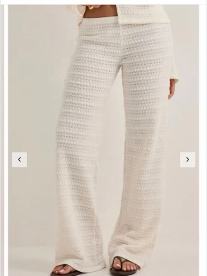 Crochet low waist pants - Jättefina somriga byxor från Nelly! Storlek M men passar mig som en S. Säljer då jag har 2 likadana.