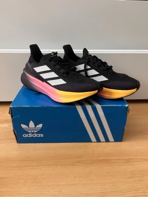Adidas springskor - Svarta/rosa Adidas Ultraboost 5x | Storlek 38 2/3 24 cm | Skick 9/10 | Hör av dig vid mer 😁| Skriv för mer frågor