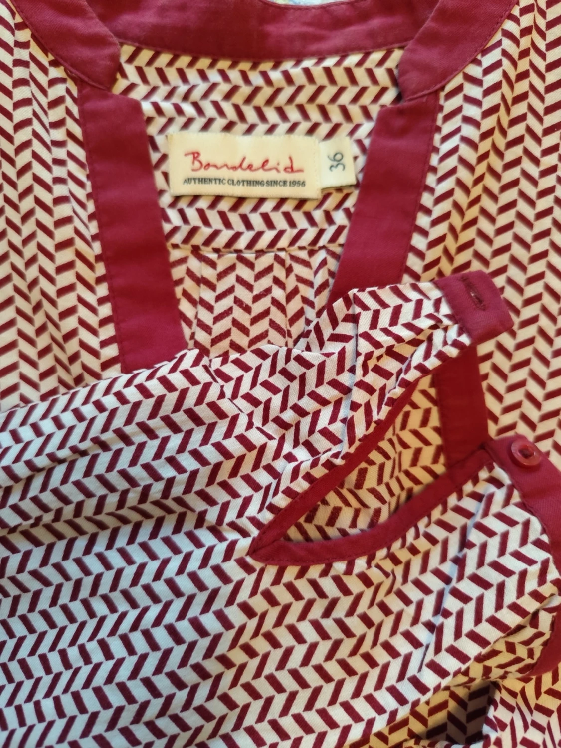 Mönstrad blus med vinröda detaljer - 3