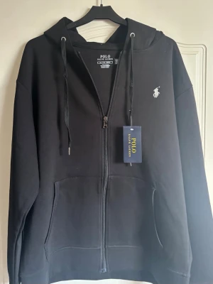 Polo Ralph Lauren Zip Hoodie - Helt ny Polo Ralph Lauren Zip Hoddie. Har aldrig andvänt den. Hör av er om frågor, vill bli av med den🤝😁