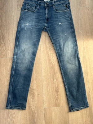 Blå raka jeans från Replay - Säljer ett par blå jeans från Replay med raka ben och slitna detaljer framtill. Slim w31 l30