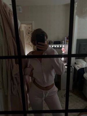 Gina tricot mjukissätt  - Ett ljusrosa mjukissätt från Gina tricot. Tröjan är i storlek S och byxor i M. Orginal pris ca 660kr men säljer för 350 då det är användt fåtal gånger men fortfarande i bra skick!!🌸🌸 