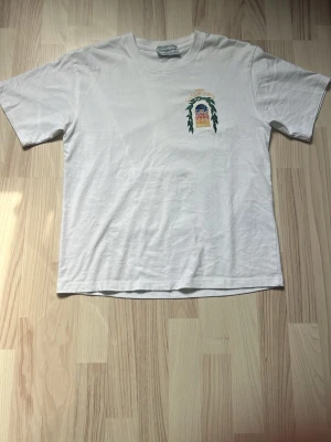 Vit t-shirt från Casablanca - Hej, jag säljer nu en vit Casa blanca t-shirt. I riktigt fint skick. Kan tänka mig att sänka priset vid snabb affär! Hör av er om frågor m.m och pris funderingar!😀