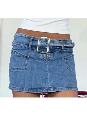 Jeanskjol - Midjemått 82cm + mycket stretch (39cm rakt över)💕 midjan är justerbar med bälte. Längd: 28cm💕 obs några små fläckar vid sidan (se bild)