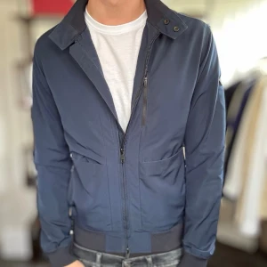 J.lindeberg windbreaker - Mycket fint skick, inga defekter. Nypris ca 2000kr. Passar dig som är 170-180cm ungefär. Modellen är 185 cm, 75 kg. Alltid billigare pris vid köp av flera varor‼️🙌Svarar alltid på frågor eller funderingar! 