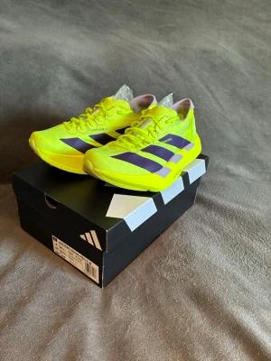 Adidas Adios Pro 4 - Snabba Löparskor från Adidas med kolfiberstavar  | Storlek 40 | Som nya | Extremt lätt och bra energi återgivning | Box följer med |