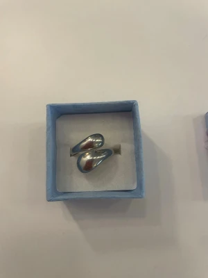 Silvrig ring - Silvrig ring som är justerbar