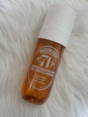 Sol de Janeiro - Parfymmist från Sol de Janeiro i doften Brazilian Crush Cheirosa 71. Flaskan är bärnstensfärgad med vit kork och har detaljer i vitt. Doften har inslag av karamelliserad vanilj och macadamia. Perfekt för dig som gillar söta och varma doftnoter.