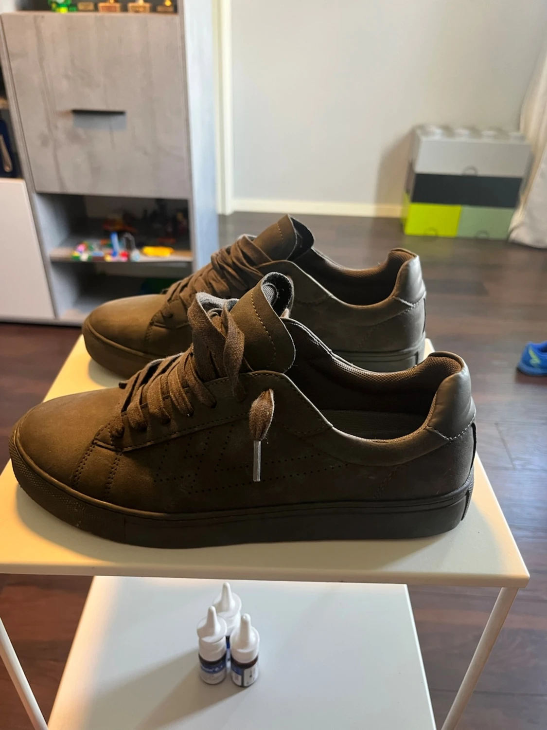 Mörkbruna låga sneakers i mocka - 1