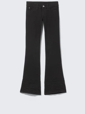 Svarta lågmidjade jeabs från Weekday - .Använda men jeansen har inga defekter allas förutom att de är pytte lite urtvättade, annars jätte fina❣️  Storlek 28 i midjan och 32 i längden! Är 164cm lång för referens! 