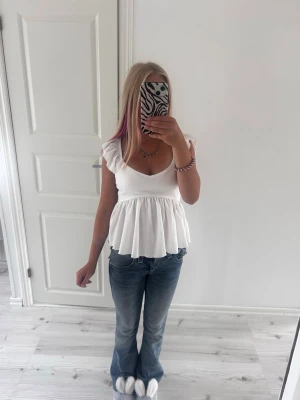 Vit volangblus med v-ringning - jättegullig topp aldrig använd 