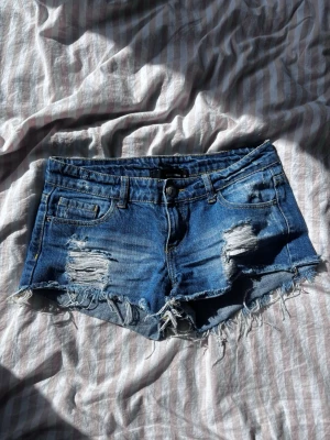 Lågmidjade jeansshorts - Snygga blå lågmidjade jeansshorts!! Köpt second hand, men aldrig använt själv. Storlek S och i fint skick🥹🥹💕💕
