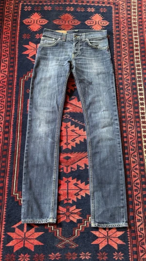 Dondup jeans - Riktigt snygga dondup jeans | lite mer loose än George | mycket bra skick | storlek 30 | längd:104cm midja:38cm innerben:81cm | vid frågor och funderingar tveka inte på att höra av er!                                                                                                     Mvh Doré.reselll