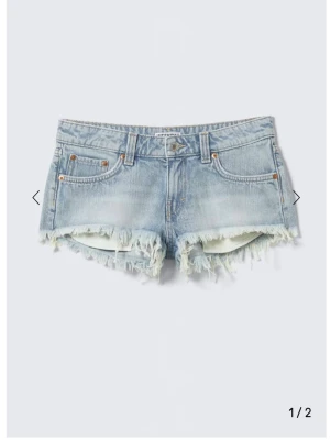 Ljusblå jeansshorts från Weekday - Säljer dessa trendiga ljusblå jeansshorts från Weekday. Passar perfekt till sommardagar och alla outfits☺️orginal pris 399🩷 skriv om det finns frågor!