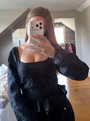 Svart topp med puffärm från BikBok - Säljer en svart topp från BikBok i storlek XS. Toppen har puffiga långärmar och säljer då den inte längre kommer till användning 🤍