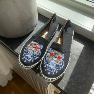 Kenzo espadrillos - Superfina espadrillos från Kenzo, storlek 36. Som nya, använda utomhus en gång men de var tyvärr för små❤️Nypris 1549kr!