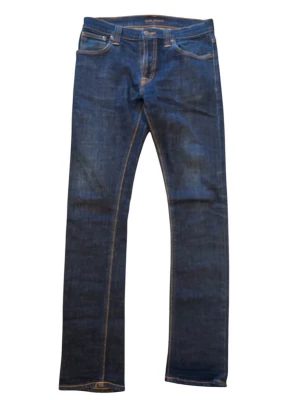 Nudie Jeans  - Snygga mörkblå jeans med raka ben och klassiska kontrastsömmar. Jeansen har två bakfickor med dekorativ brodyr och är tillverkade i slitstark denim. Perfekta för dig som gillar en tidlös och clean look.