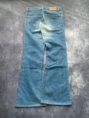 Cross Denim loose bootcut-jeans för kvinnor i storlek L - Skick som på bilderna.  Mått 📏 Midja: 39 cm Benslut: 28 cm Lår: 30 cm Totallängd: 105 cm Måtten finns även på bilderna  Skickas inom 24 timmar Spara på priset och frakten genom att sätta ihop ett paket 6-218
