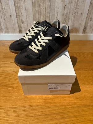 Maison Margiela Gats - Säljer ett par Maison Margiela GAT som inte kommer till användning längre. Skorna är i nyskick och har endast använts ett fåtal gånger. En väldigt stilren och tidlös modell som fungerar till i princip allt. Säljs då jag rensar garderoben. Hör gärna av dig om du har några frågor eller vill ha fler bilder.  Kvitto finns!